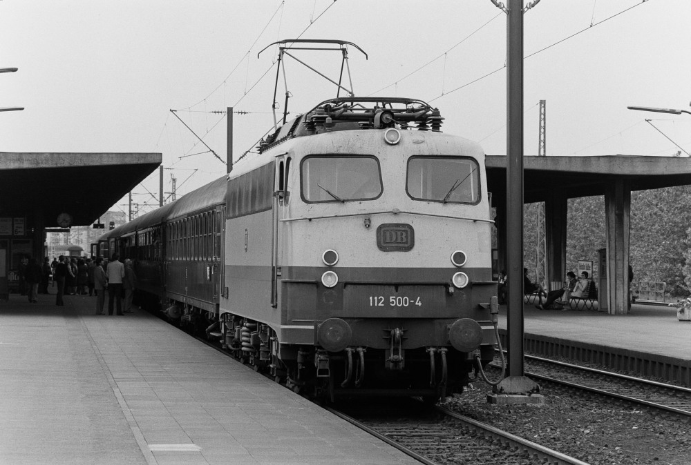 http://images.bahnstaben.de/HiFo/00019_Lokwechsel - Braunschweig Hbf am 4.6.1976/3763373838643639.jpg